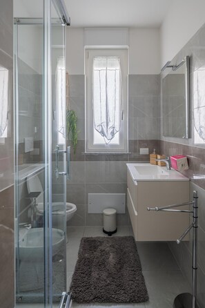 Shower, hair dryer, bidet, towels - Le Azalee - 5 minutes walk from Metro C (Colosseum arrival) - Private garage (Roma)