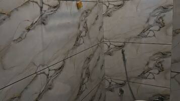 Suite junior | Baño | Regadera, toallas, jabón, shampoo