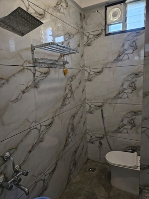 Junior Suite | Bathroom | Shower, towels, soap, shampoo