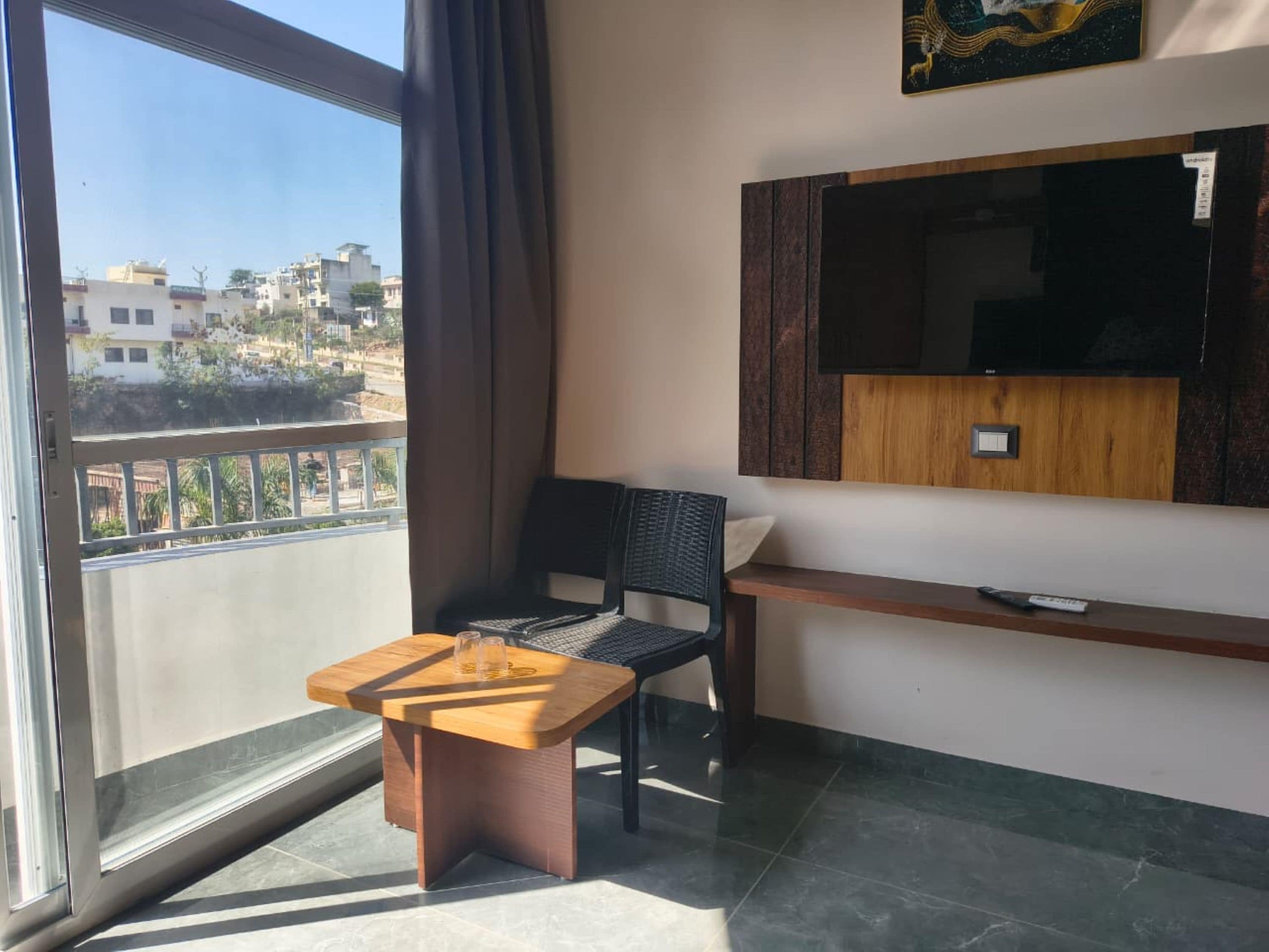 Deluxe Room | Desk, free WiFi