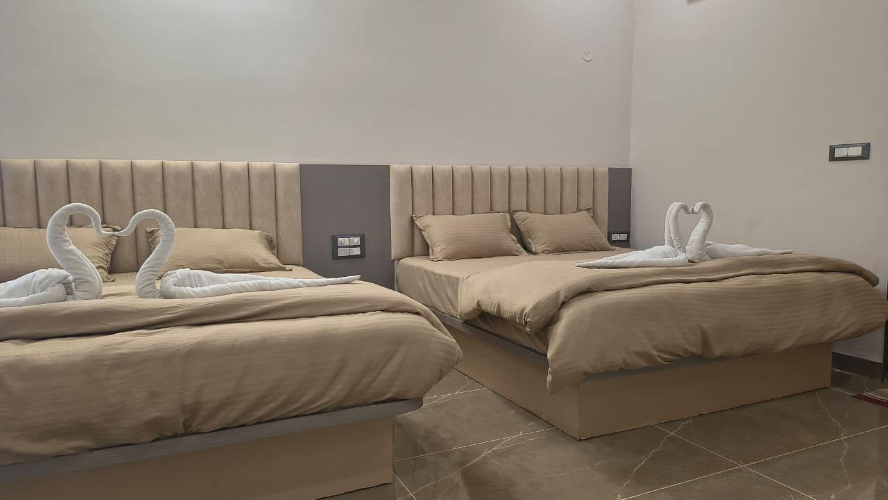 家庭四人房 | 办公桌、免费 WiFi