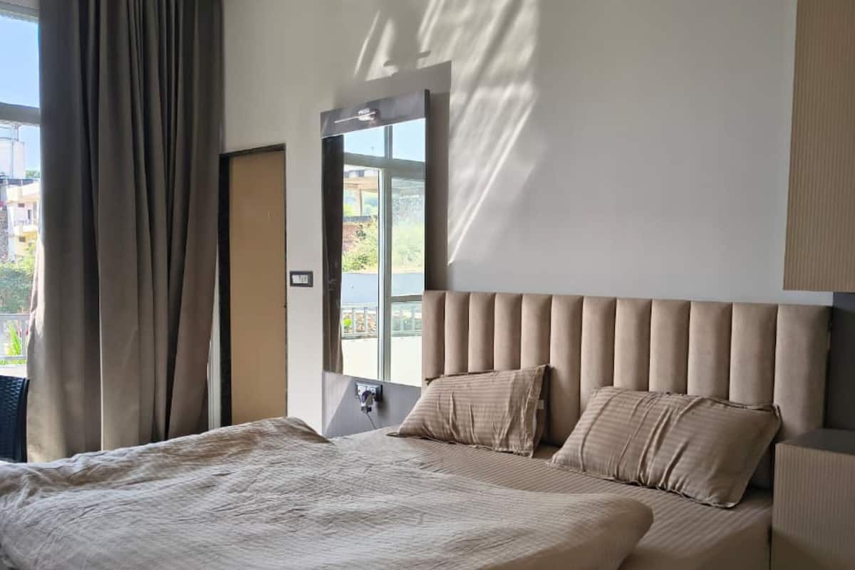 Classic Triple Room, City View | Desk, free WiFi