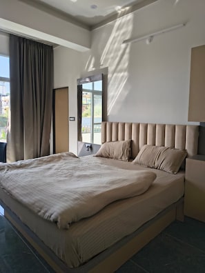 Classic Triple Room, City View | Desk, free WiFi