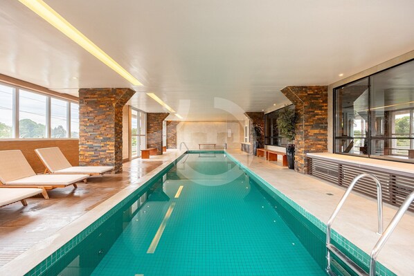 Studio | Pool | Indoor pool - Premium Modern Studio in Alphaville (Santana de Parnaíba)