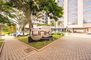 المنطقة المحيطة بالمنشأة