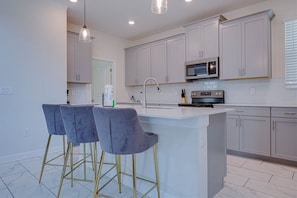 Microwave, oven, stovetop, dishwasher - 5 Themed Bedrooms Just Mins from Disney! (Kissimmee)
