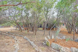 Property grounds - Serene Wimberley Escape with River Access, Kayaks & Fire Pit (Wimberley)