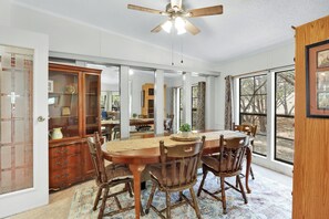 Dining - Serene Wimberley Escape with River Access, Kayaks & Fire Pit (Wimberley)