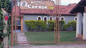 A gated entrance with a sign reading "Recanto da Coruja 108". - Chácara Recanto da Coruja - São Pedro, SP (São Pedro)
