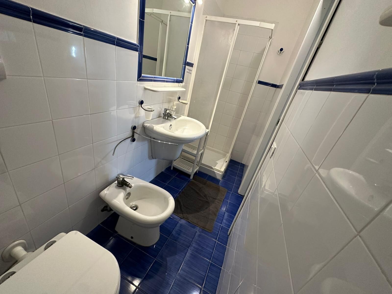 Douche, sèche-cheveux, bidet, serviettes fournies