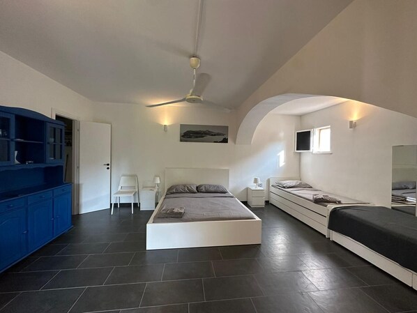 1 bedroom, bed sheets