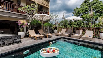 Outdoor pool, pool umbrellas, sun loungers