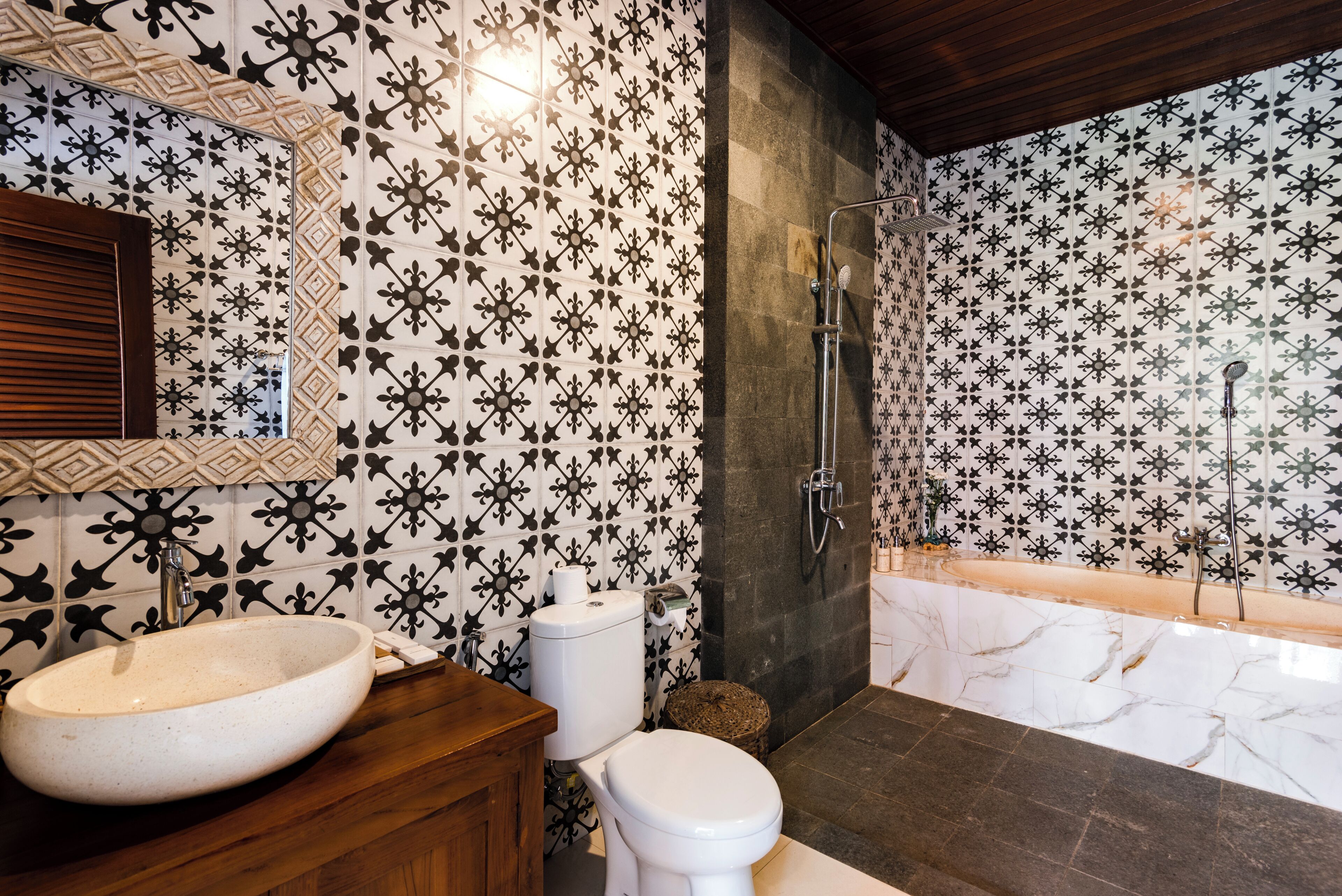 Une salle de bain avec une baignoire sur pieds, un lavabo et des toilettes.