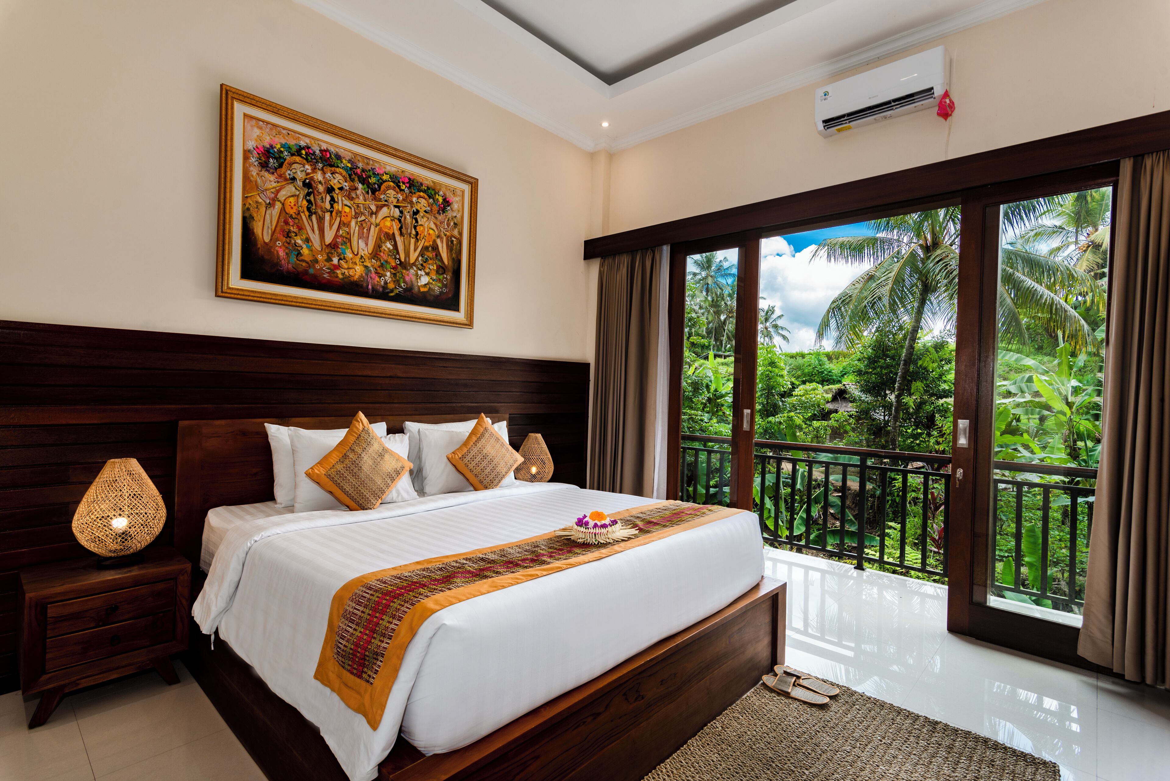 Ropa de cama de alta calidad, caja fuerte, escritorio