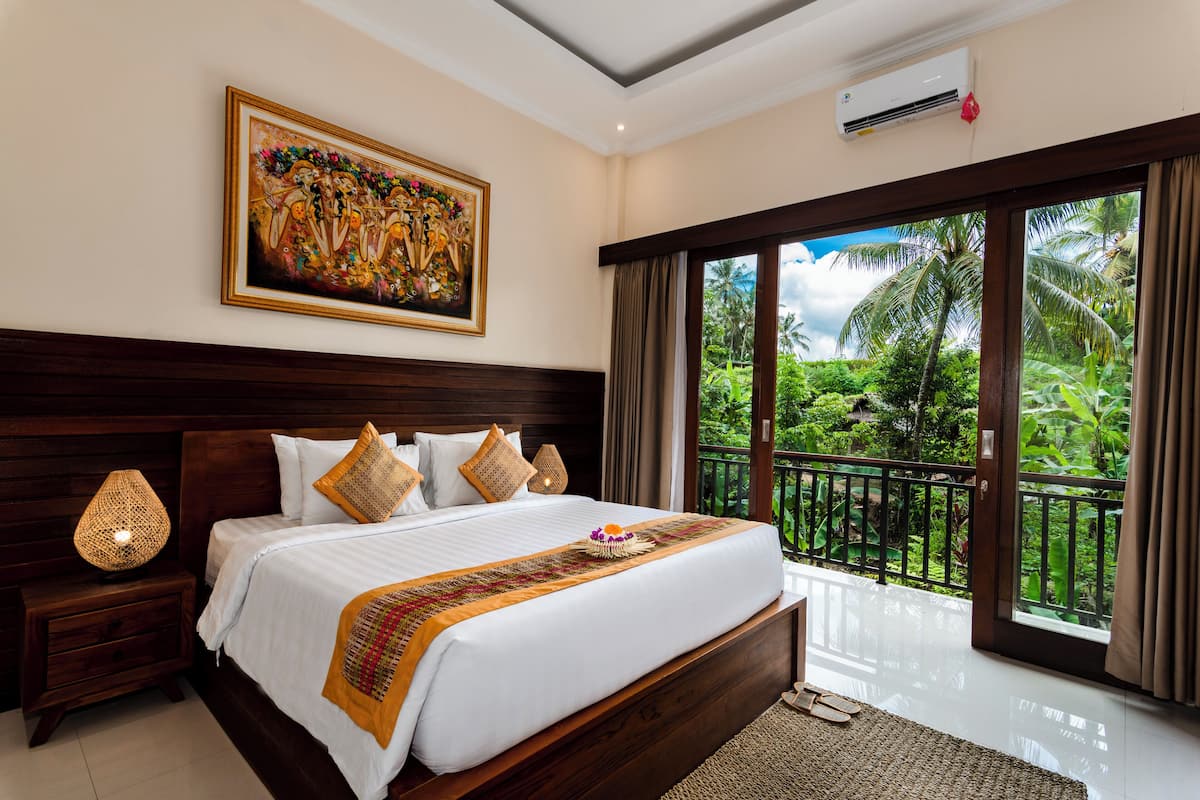 Premium bedding, in-room safe, desk, laptop workspace