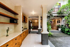 Refrigerador con freezer, microondas, lavavajillas, cafetera/tetera