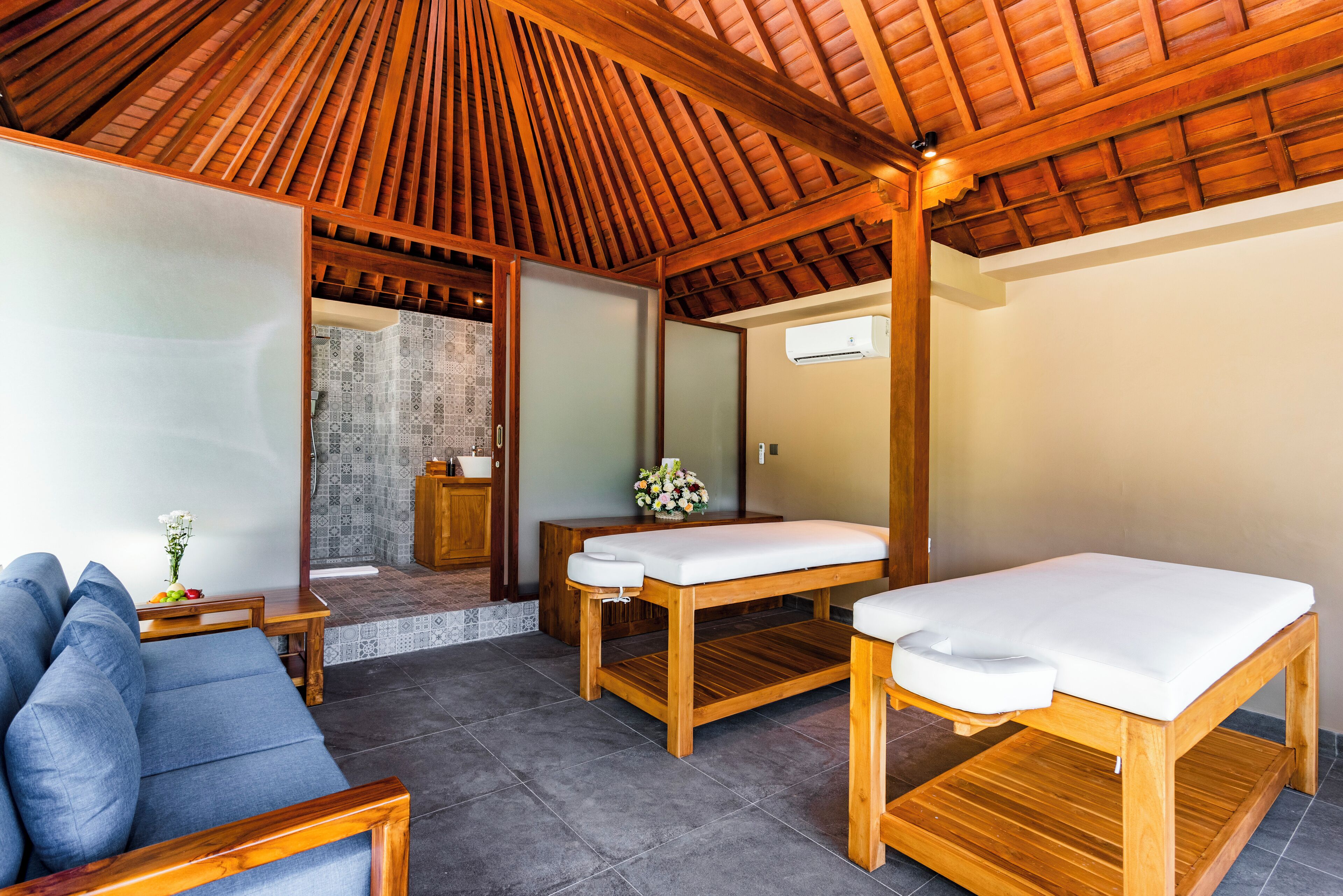 Hot tub, body treatments, aromatherapy, body scrubs, 1 treatment room