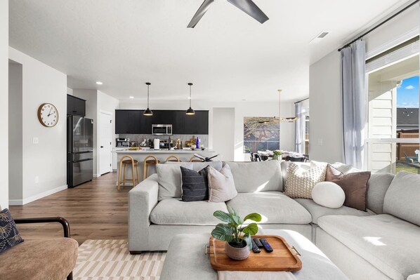 Smart TV, chimenea y oficina