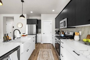 Een koelkast, een magnetron, een oven, een kookplaat