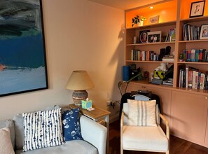 Interior - Bright & Beautiful 4-Bed London Family Home (Zone 2) (London)