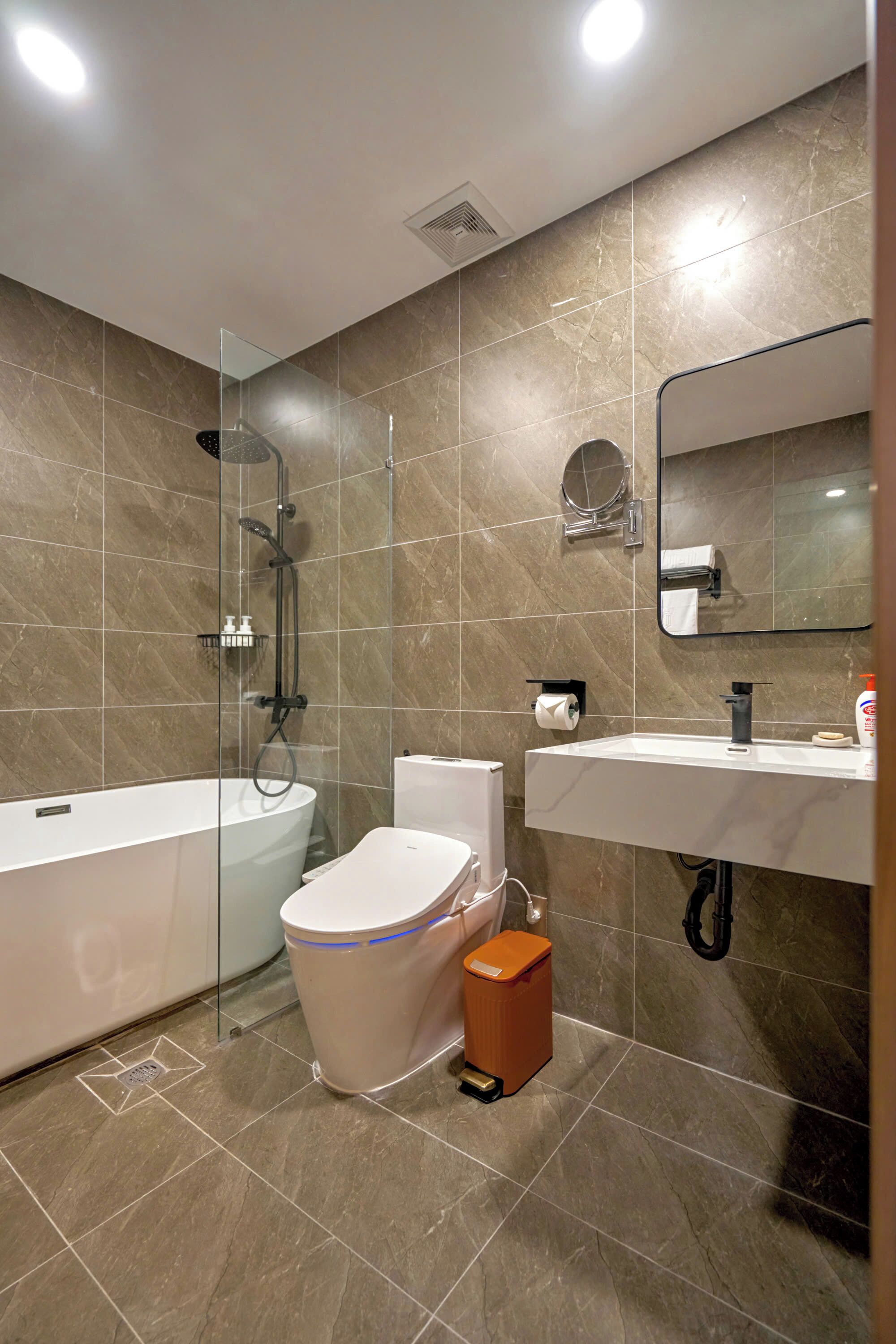 Executive Double Room Single Use, 1 King Bed | Bathroom | Free toiletries, hair dryer, slippers, towels
