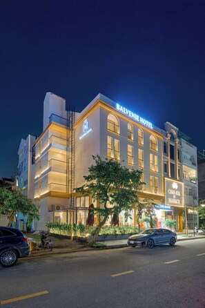 Front of property - evening/night - BALVENIE HOTEL Phu My Hung SECC (Thanh pho Ho Chi Minh)