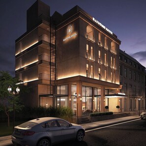 Vista frontal de la propiedad por la tarde o noche