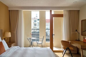 Ropa de cama de alta calidad y caja de seguridad en la habitación 