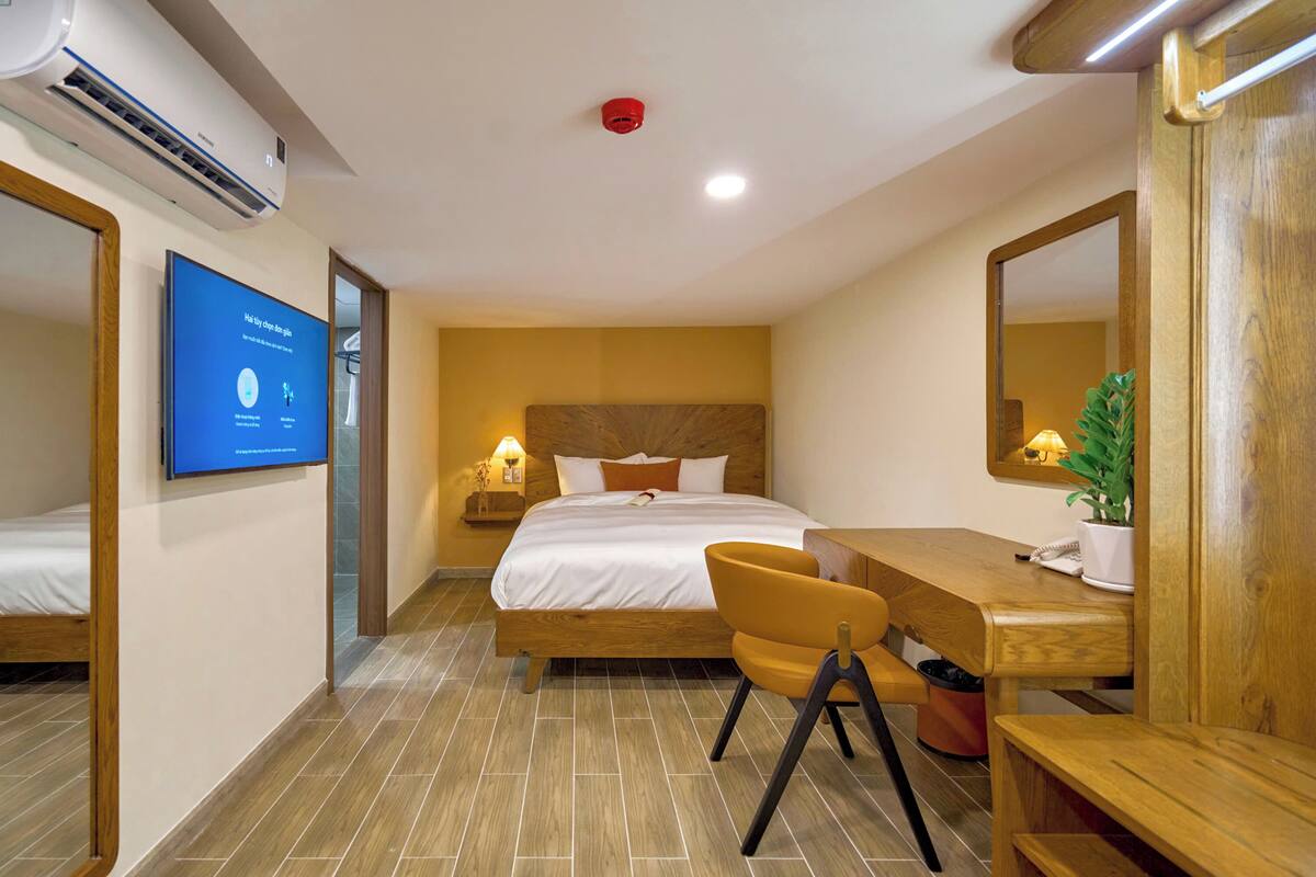 Ropa de cama de alta calidad y caja de seguridad en la habitación