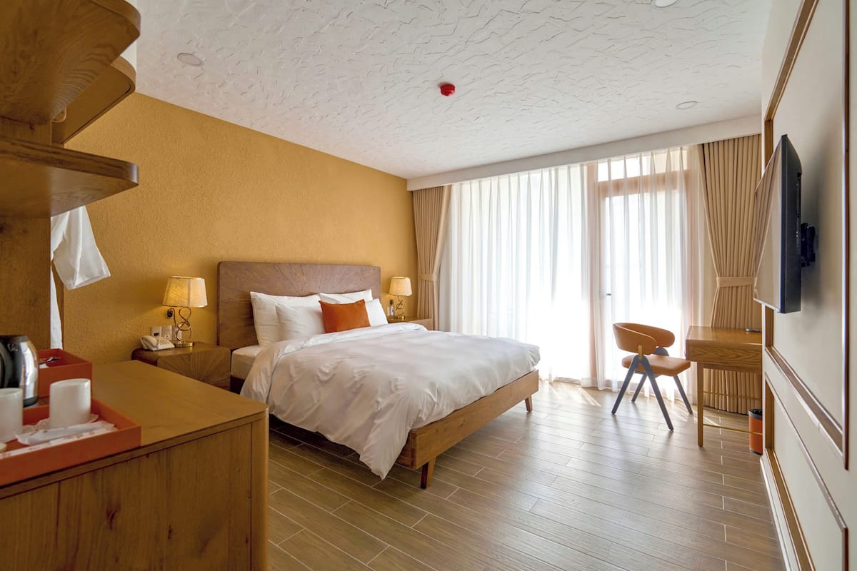 Executive Double Room Single Use, 1 King Bed | Premium bedding, free minibar items, in-room safe, desk