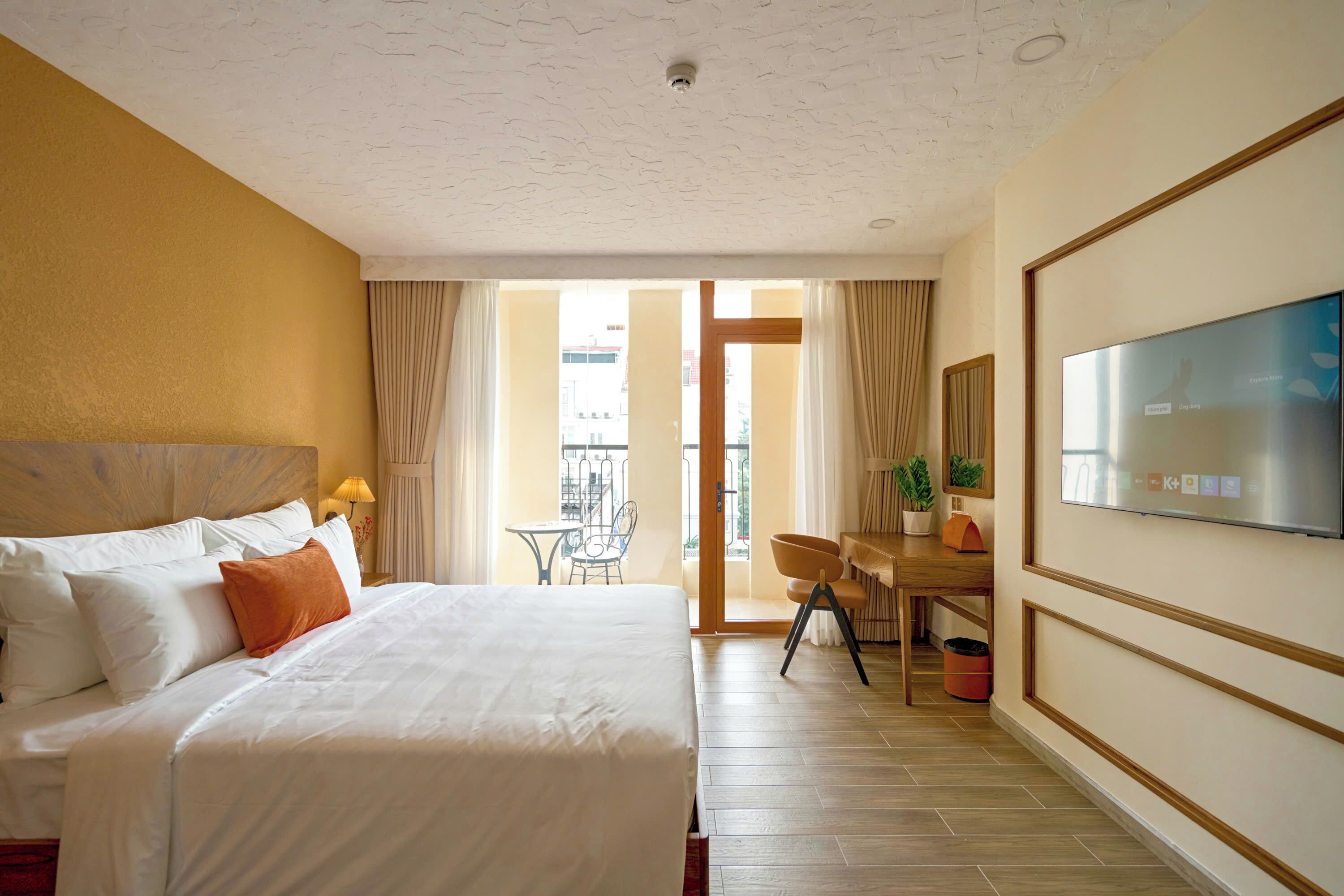 Premium Room | Premium bedding, in-room safe, individually furnished, desk