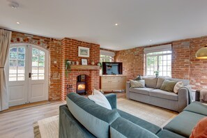 TV, caminetto, lettore DVD