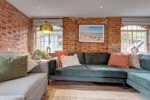 TV, caminetto, lettore DVD