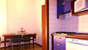 Căn hộ, 2 phòng ngủ, sân hiên, quang cảnh vườn | Phòng khách