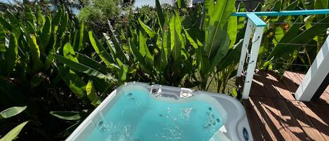 Outdoor spa tub