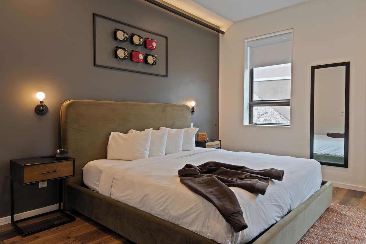 Studio, 1 suuri parisänky | Työpöytä, kannettavalle tietokoneelle sopiva työtila, pimennysverhot