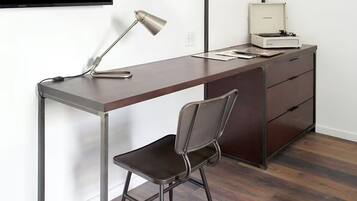 書桌、手提電腦工作空間、遮光窗簾/窗簾、免費嬰兒床