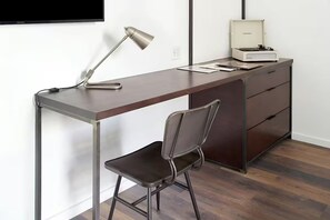 Schreibtisch, laptopgeeigneter Arbeitsplatz, Verdunkelungsvorhänge