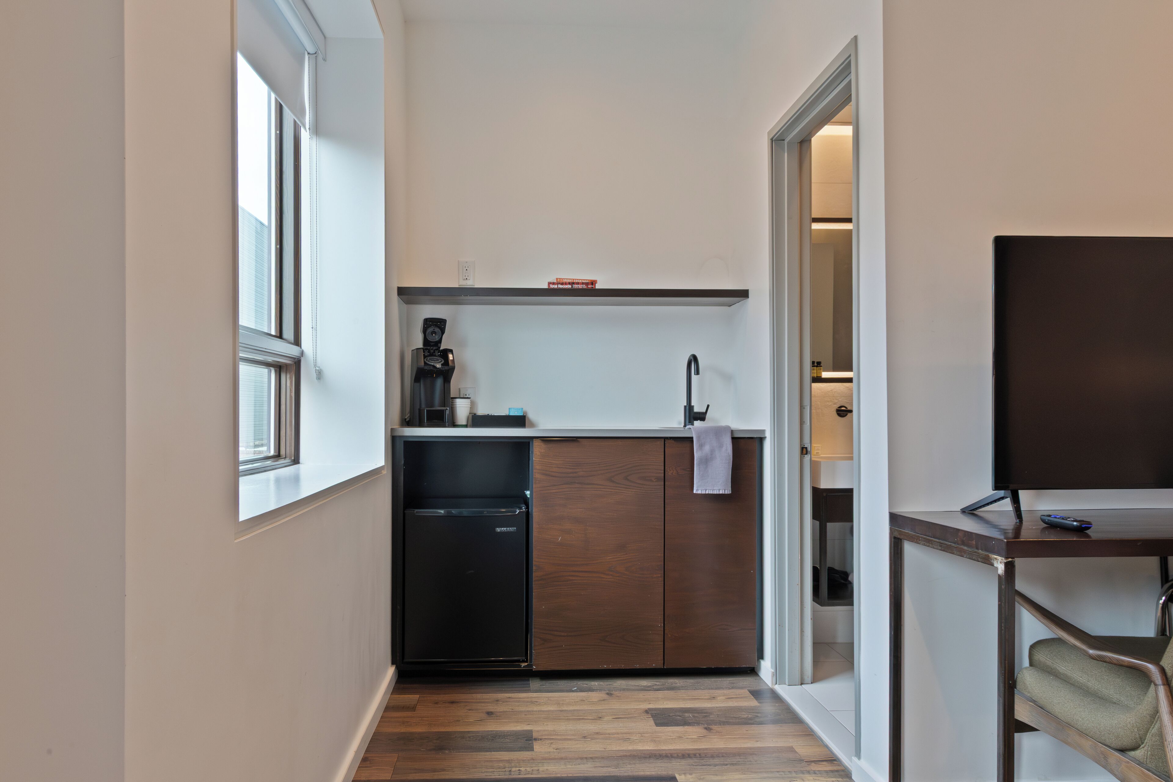 Estudio, 1 cama de matrimonio grande | Escritorio, espacio para trabajar con un portátil, cortinas opacas