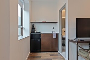 Escritorio, espacio para trabajar con laptop y cortinas blackout