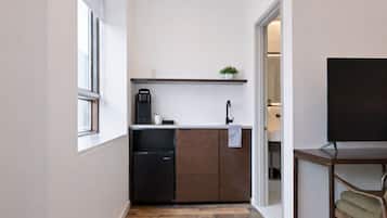 Studio, 1 kingsize-seng | Skrivebord, skrivebord for bærbar PC og blendingsgardiner