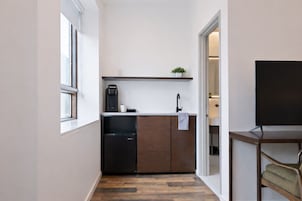 Escritorio, espacio para trabajar con laptop y cortinas blackout 