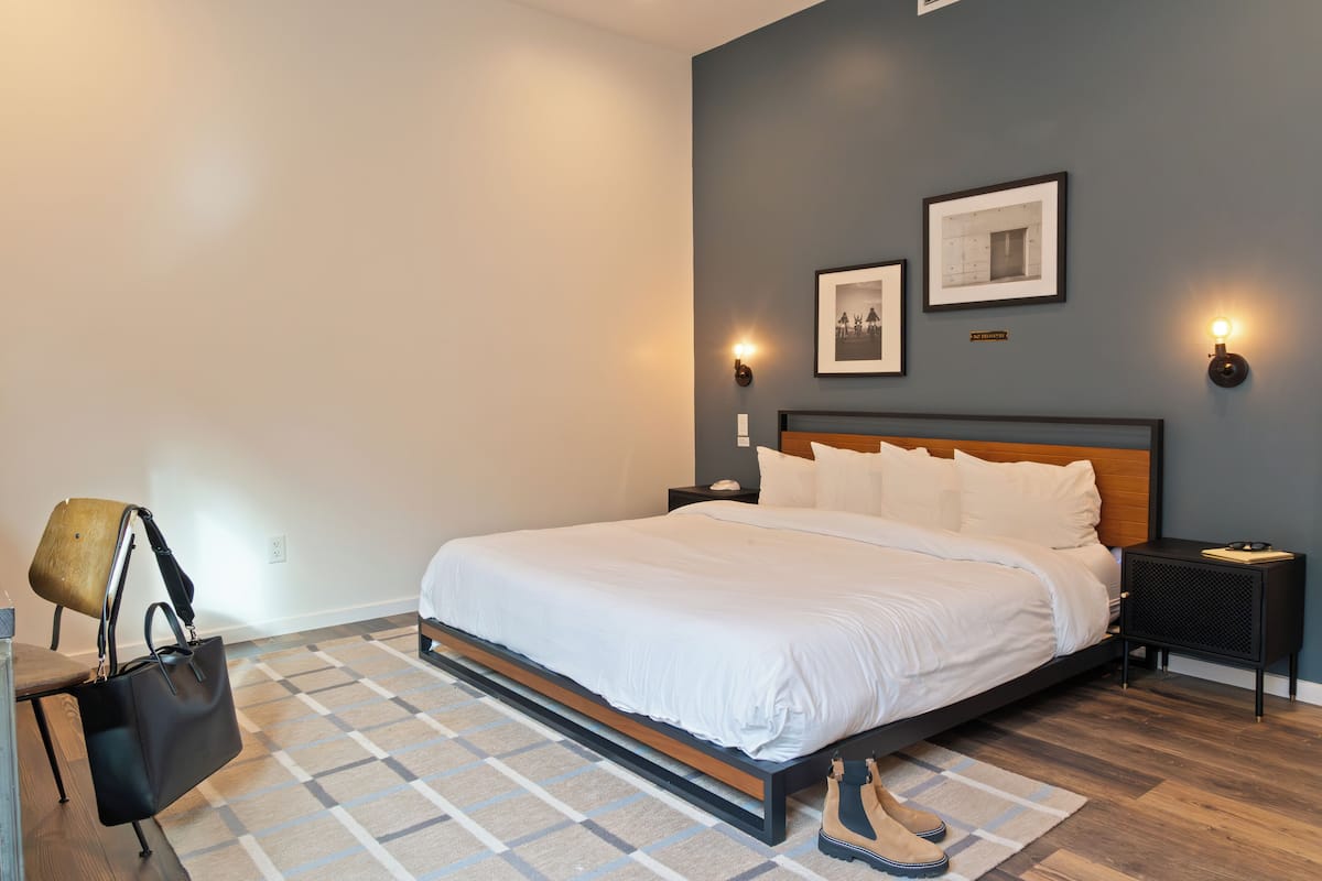 Studiosviitti, 1 suuri parisänky | Työpöytä, kannettavalle tietokoneelle sopiva työtila, pimennysverhot