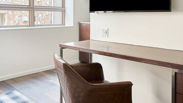 Estúdio, 1 cama King | Escrivaninha, espaço de trabalho para notebook, cortinas blackout