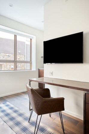 Studio, 1 King Bed | Desk, laptop workspace, blackout drapes, free cribs/infant beds