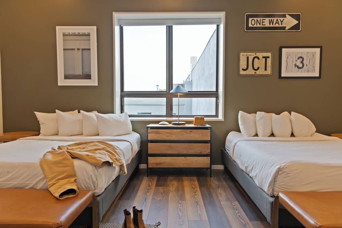 Studio, 2 keskisuurta parisänkyä | Työpöytä, kannettavalle tietokoneelle sopiva työtila, pimennysverhot