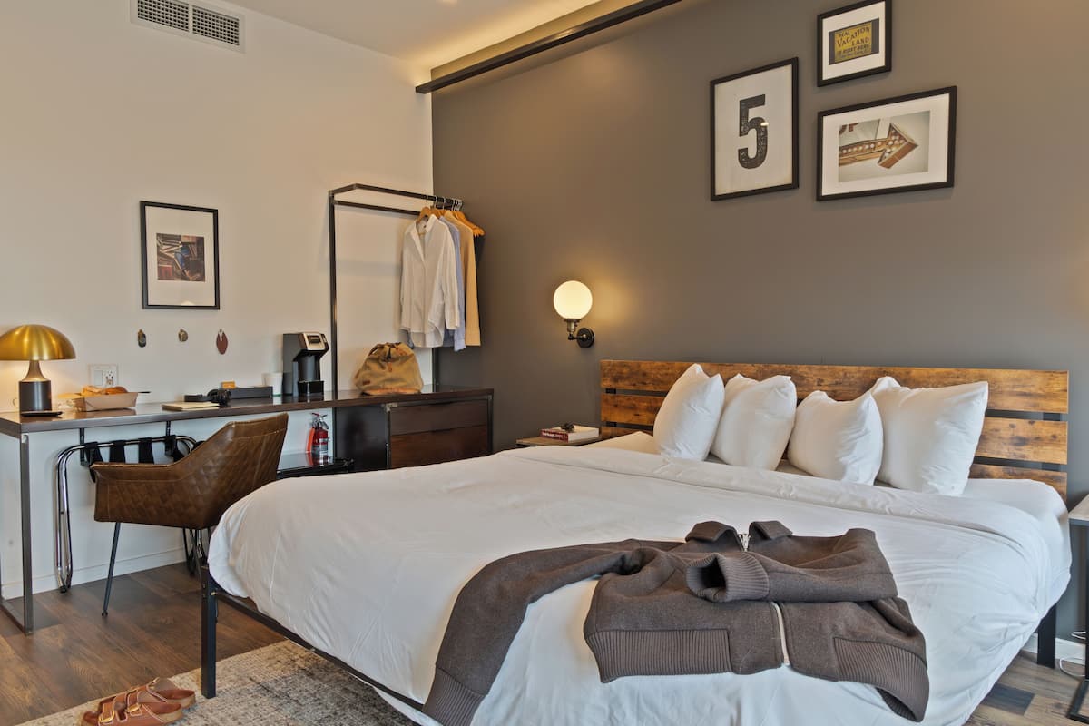 Kaupunkistudio, 1 suuri parisänky | Työpöytä, kannettavalle tietokoneelle sopiva työtila, pimennysverhot