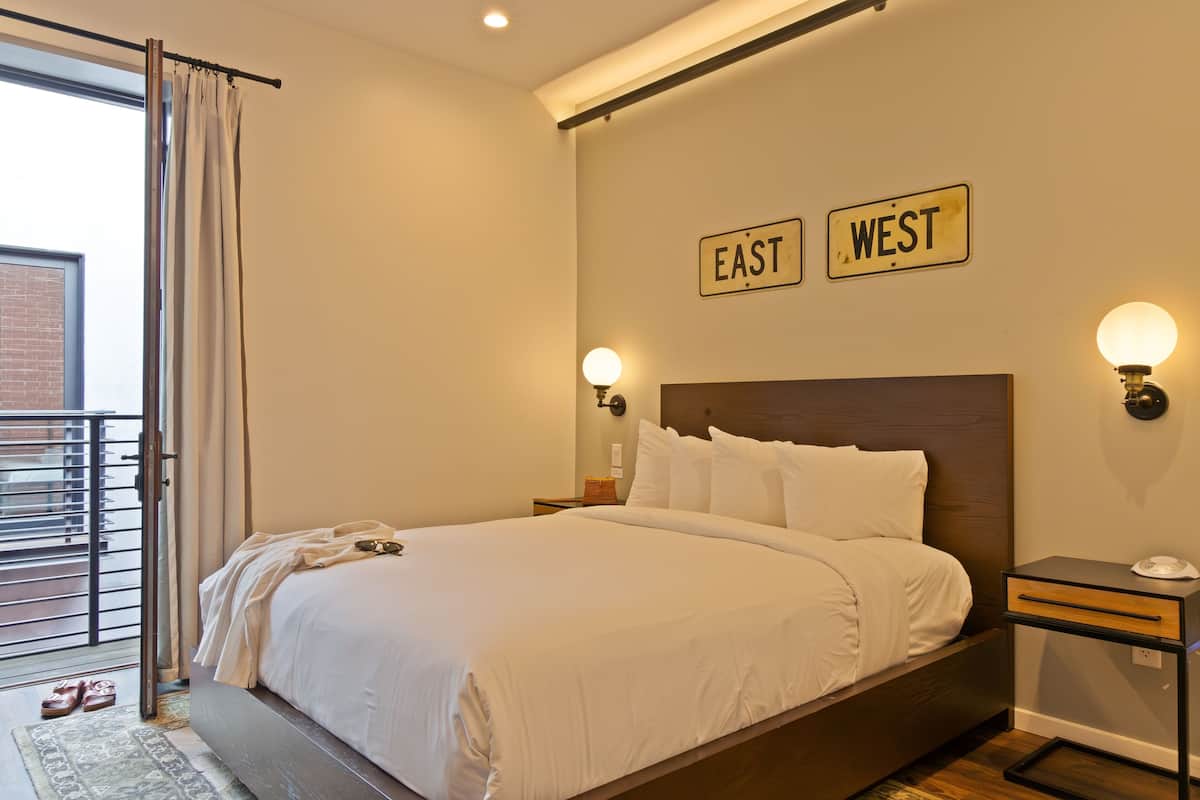 Studio, 1 keskisuuri parisänky, parveke | Työpöytä, kannettavalle tietokoneelle sopiva työtila, pimennysverhot