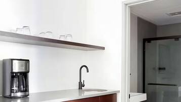 ์คํ๋์ค, ํธ์ฌ์ด์ฆ์นจ๋ 2๊ฐ | ๊ฑฐ์ค ๊ณต๊ฐ | ๋์งํธ ์ฑ๋ ์์ฒญ์ด ๊ฐ๋ฅํ 55์ธ์น ์ค๋งํธ TV, ๋ทํ๋ฆญ์ค, ํ๋ฃจ