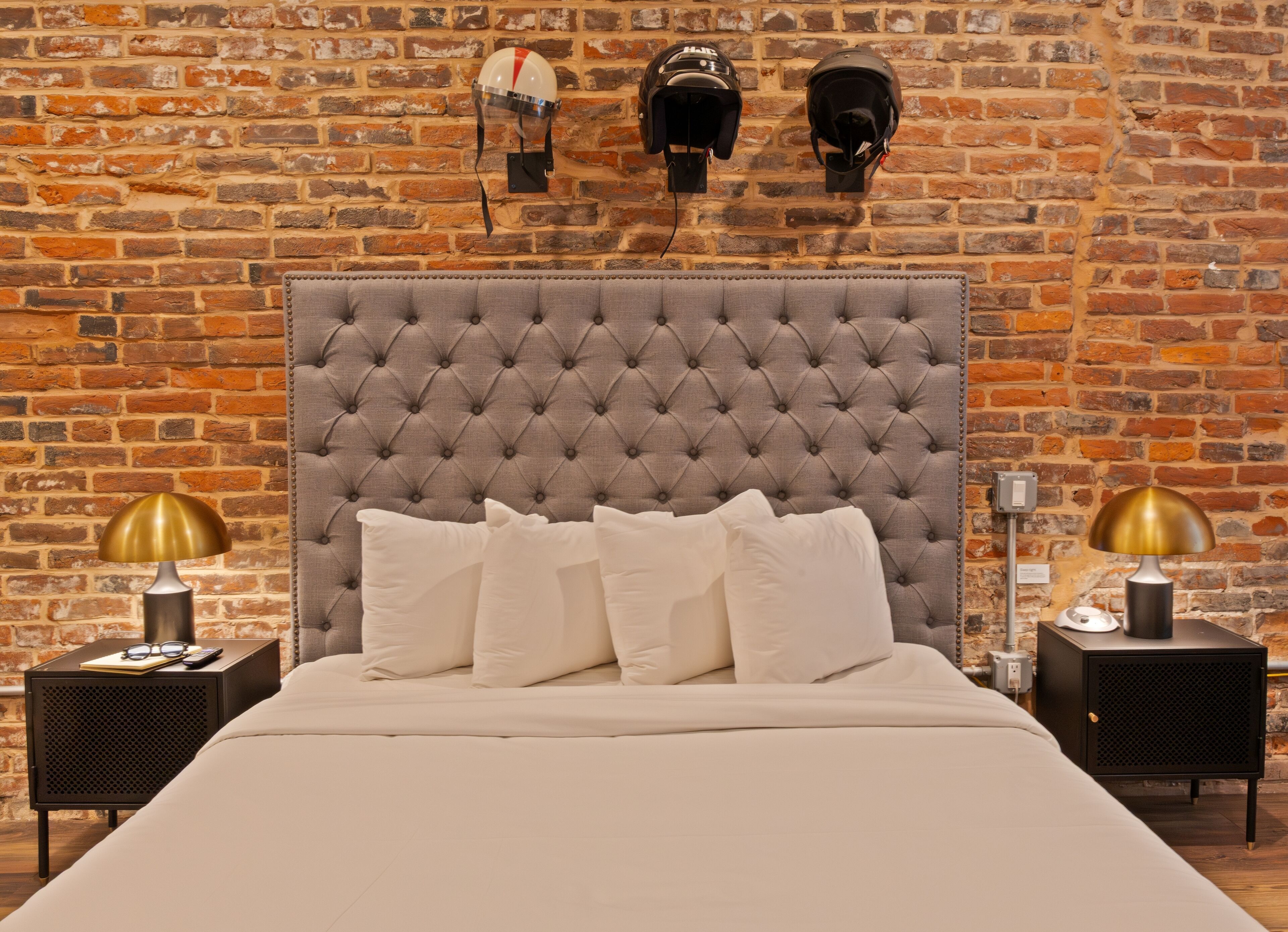 Studiosuite, 1 queensize-seng | Skrivebord, skrivebord for bærbar PC og blendingsgardiner